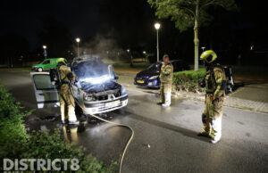 Auto vliegt tijdens het rijden in brand Prinses Alexialaan Den Haag
