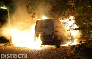 Bestelbus en auto doelwit van brandstichting op beruchte parkeerplaats Bieslandsepad Delft