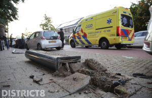 Automobiliste rijdt laadpaal uit de grond en ramt geparkeerde auto’s Hendersonstraat Rijswijk