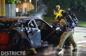 Brandweer lange tijd bezig met blussen van elektrische auto Nieuwe Plantage Delft