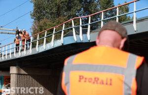 Treinverkeer gestremd nadat zandwagen tegen spoorviaduct rijdt Binckhorstlaan Den Haag