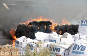 Grote brand in stal door brandende stapel hooi Kwakelweg Maasland