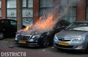 Auto gaat volledig in vlammen op Brasiliastraat Den Haag