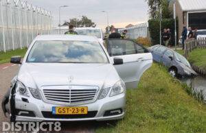 Auto belandt in sloot na aanrijding Meloenlaan ’s-Gravenzande