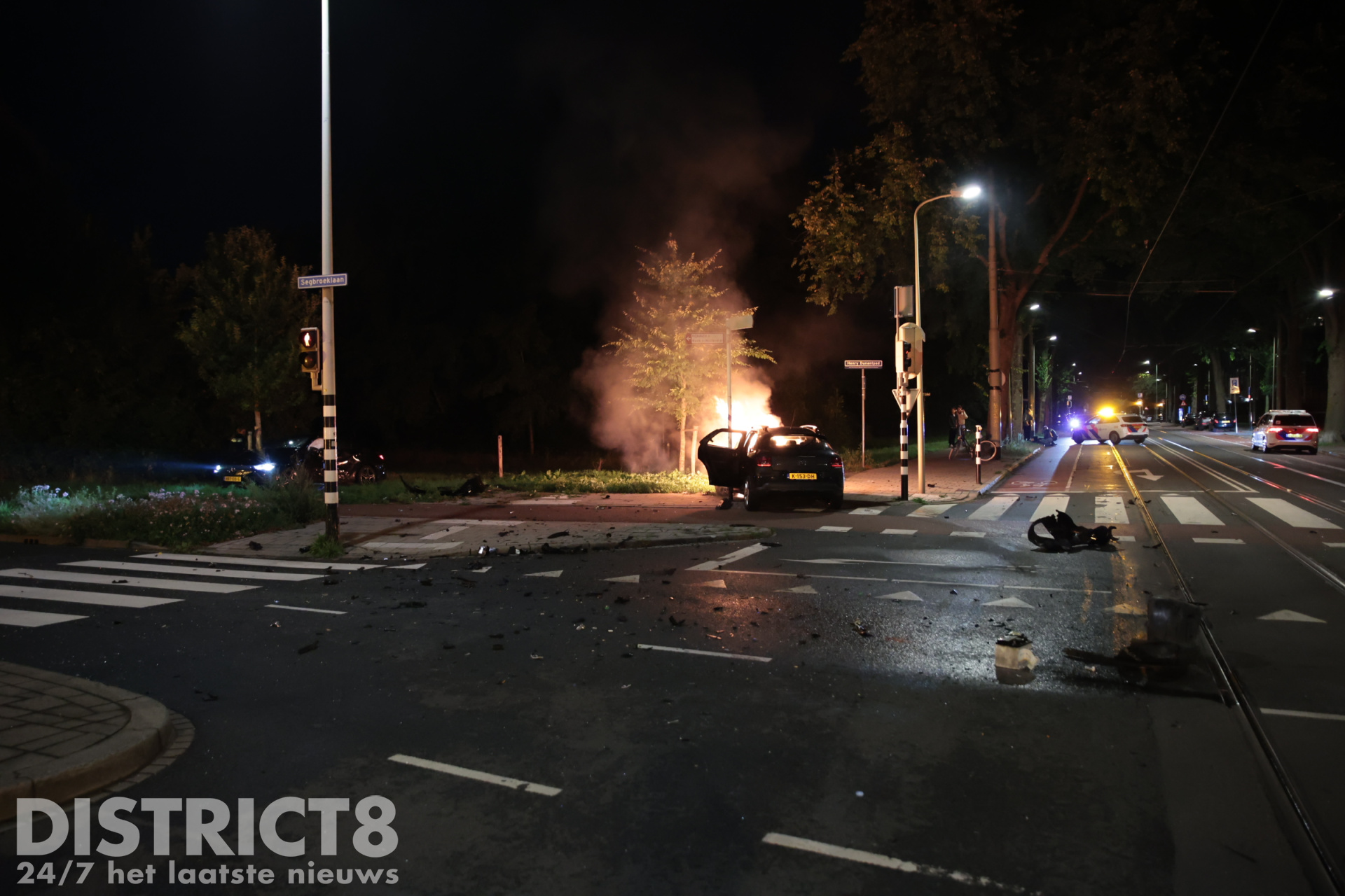 Auto volledig in brand na zware aanrijding Segbroeklaan Den Haag