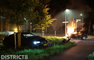 Auto volledig in brand na zware aanrijding Segbroeklaan Den Haag