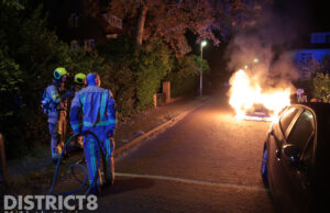 Geparkeerde auto gaat in vlammen op Koekoeklaan Den Haag