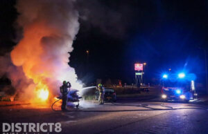 Auto op autotrailer brandt volledig uit op parkeerplaats naast A13 Delfgauw