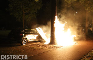 Geparkeerde auto beschadigd door brand in grofvuil Loevesteinlaan Den Haag