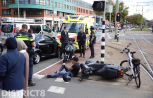 Twee gewonden na aanrijding tussen auto en scooter Hobbemaplein Den Haag