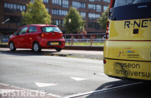Tram in botsing met auto Laan van Wateringse Veld Den Haag