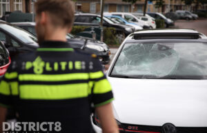 Scooter gelanceerd bij aanrijding, automobilist slaat op de vlucht Schaarsbergenstraat Den Haag