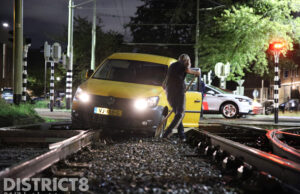 Man rijdt busje vast op trambaan; Bestuurder zonder rijbewijs aangehouden Kraayensteinlaan Den Haag