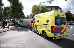 Flinke verkeerschaos en gewonde na botsing tussen busje en scooter Melis Stokelaan Den Haag