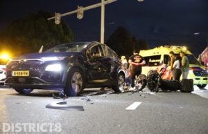 Veel schade na forse aanrijding tussen motor en auto Maanweg Voorburg