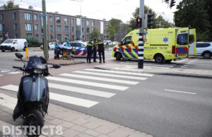 Scooterrijder en passagier geschept door automobilist Moerweg Den Haag