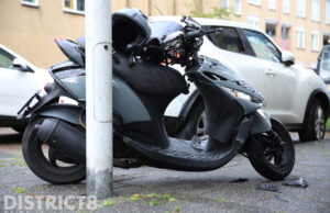 Scooterbestuurder zwaargewond bij aanrijding met auto De La Reyweg Den Haag