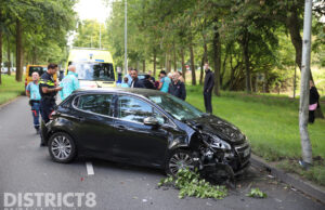 Auto botst op lantaarnpaal en raakt busje Lozerlaan Den Haag
