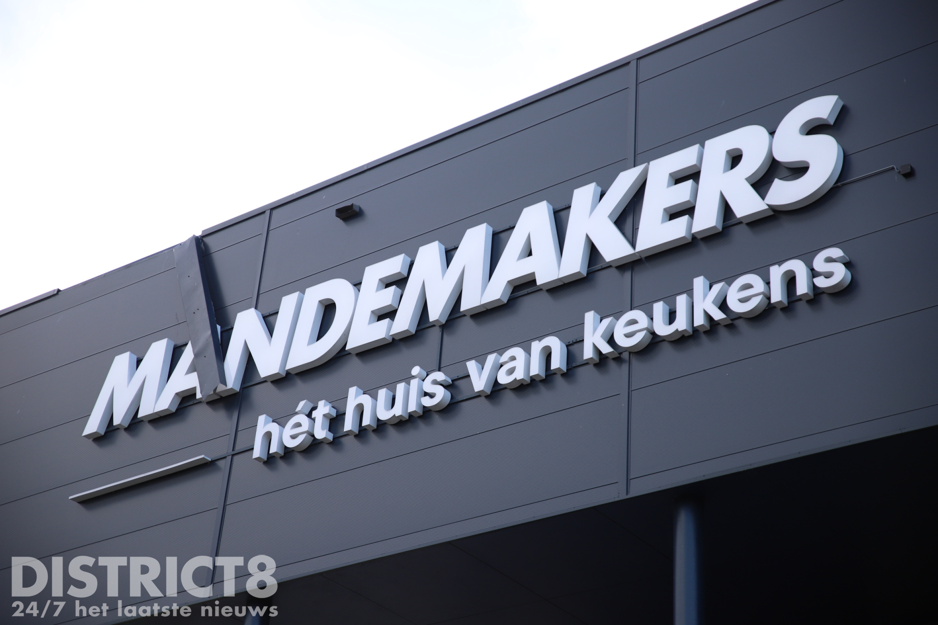 Dakrand losgeraakt bij Mandemakers ‘s-Gravenzandseweg Wateringen