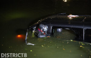 Busje te water geraakt; bestuurder aangehouden Om-en-Bij Den Haag