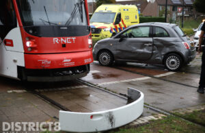 Aanrijding tussen tramlijn 17 en auto op rotonde Eikelenburglaan Rijswijk