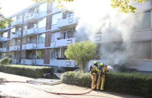 Dode, 13 gewonden en grote ravage na zware explosie in portiekflat Hengelolaan Den Haag