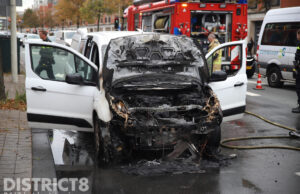 Bestelwagen vliegt tijdens het rijden in brand Vaillantlaan Den Haag