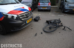 Dronken fietser klapt op politiebusje na vluchtpoging Jan Bronnerkade Den Haag