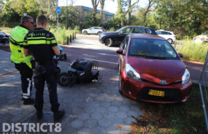 Twee gewonden na aanrijding tussen auto en scooter Sammersweg Rijswijk