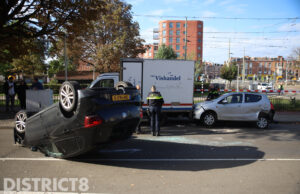 Auto belandt op zijn kop na ongeval De Heemstraat Den Haag