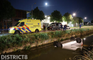 Auto belandt op z’n kop in de sloot Vlasser Wateringen
