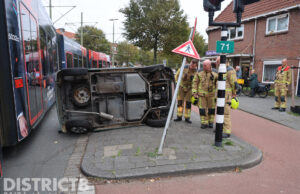 Brommobiel kantelt na harde botsing met tram Goeverneurlaan Den Haag