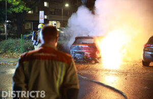 Geparkeerde auto verwoest na nachtelijke brandstichting Jan Campertlaan Delft