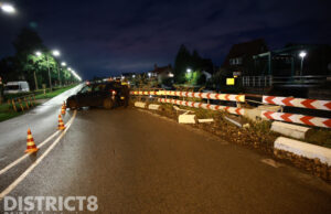 Auto vliegt uit de bocht Buitenwatersloot Delft