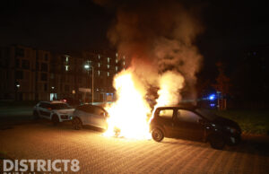 Geparkeerde auto’s zwaar beschadigd na brand Carry van Bruggenhof Den Haag