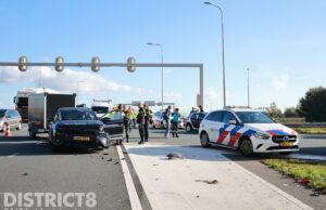 Twee gewonden en flinke schade bij aanrijding Kruithuisplein Delft