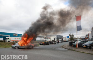 Auto gaat in vlammen op; omstanders doen bluspoging Maaslandseweg Wateringen
