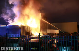 Vlammen slaan uit industriepand; brandweer schaalt op naar grote brand Grote Waard Honselersdijk