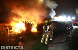 Veel rookontwikkeling nadat bootje onder brug in brand vliegt Bleijenburg De Lier