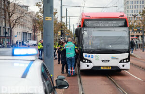 Vrouw gewond na aanrijding met stadsbus Westvest Delft
