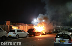 Brandweer blust in brand gestoken auto Plutostraat Den Haag