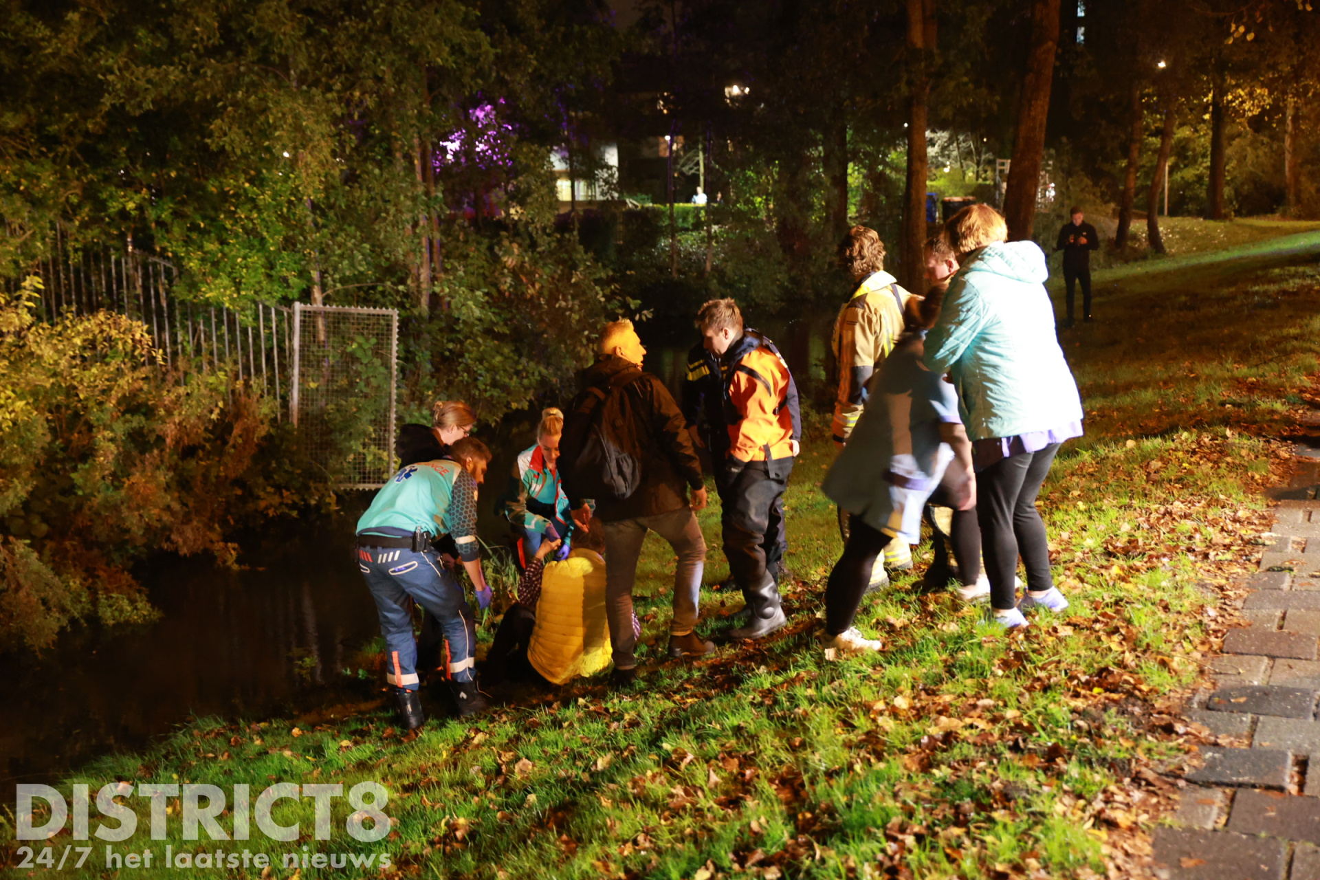 Man door omstanders uit het water gered Van Miereveltlaan Delft