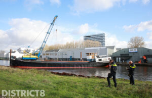 Losgeslagen schip blokkeert Delftse Schie, scheepvaart gestremd Delft