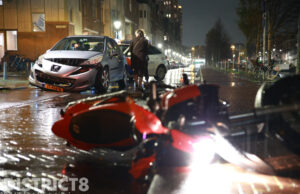 Motor en auto beschadigd na botsing Noordwal Den Haag