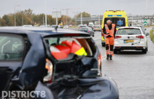 Flinke schade en meerdere lichtgewonden bij kop-staart aanrijding A4 Den Haag
