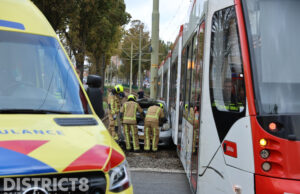 Twee gewonden bij aanrijding tussen tram en auto Fruitweg Den Haag