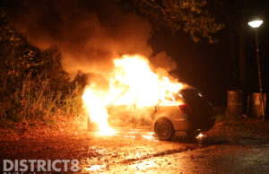 Auto gaat in vlammen op op parkeerplaats Kruisvaarderspark Rijswijk