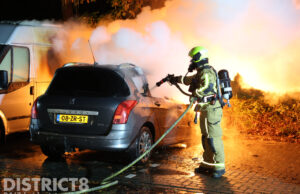 Opnieuw voertuigen in brand in Delft; auto en camperbus het doelwit Poortweg Delft