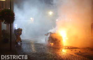 Geparkeerde auto volledig uitgebrand Voorstraat Poeldijk