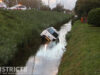 Auto belandt in sloot na botsing met lantaarnpaal Dorpskade Wateringen